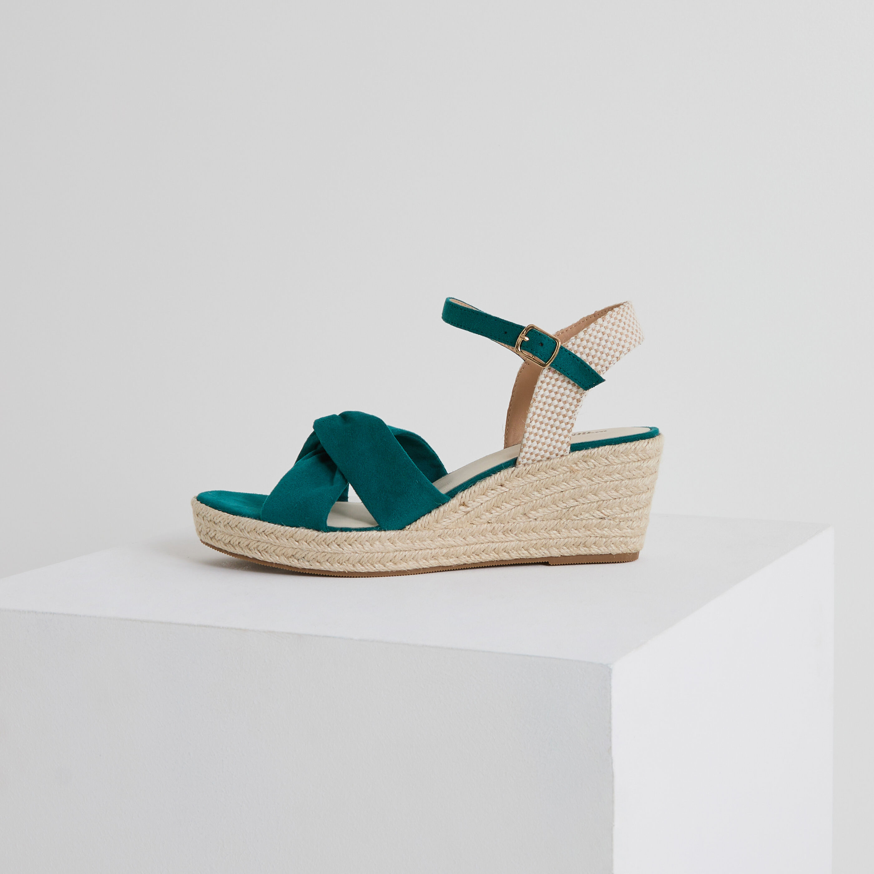 Sandales compens&eacute;es femme