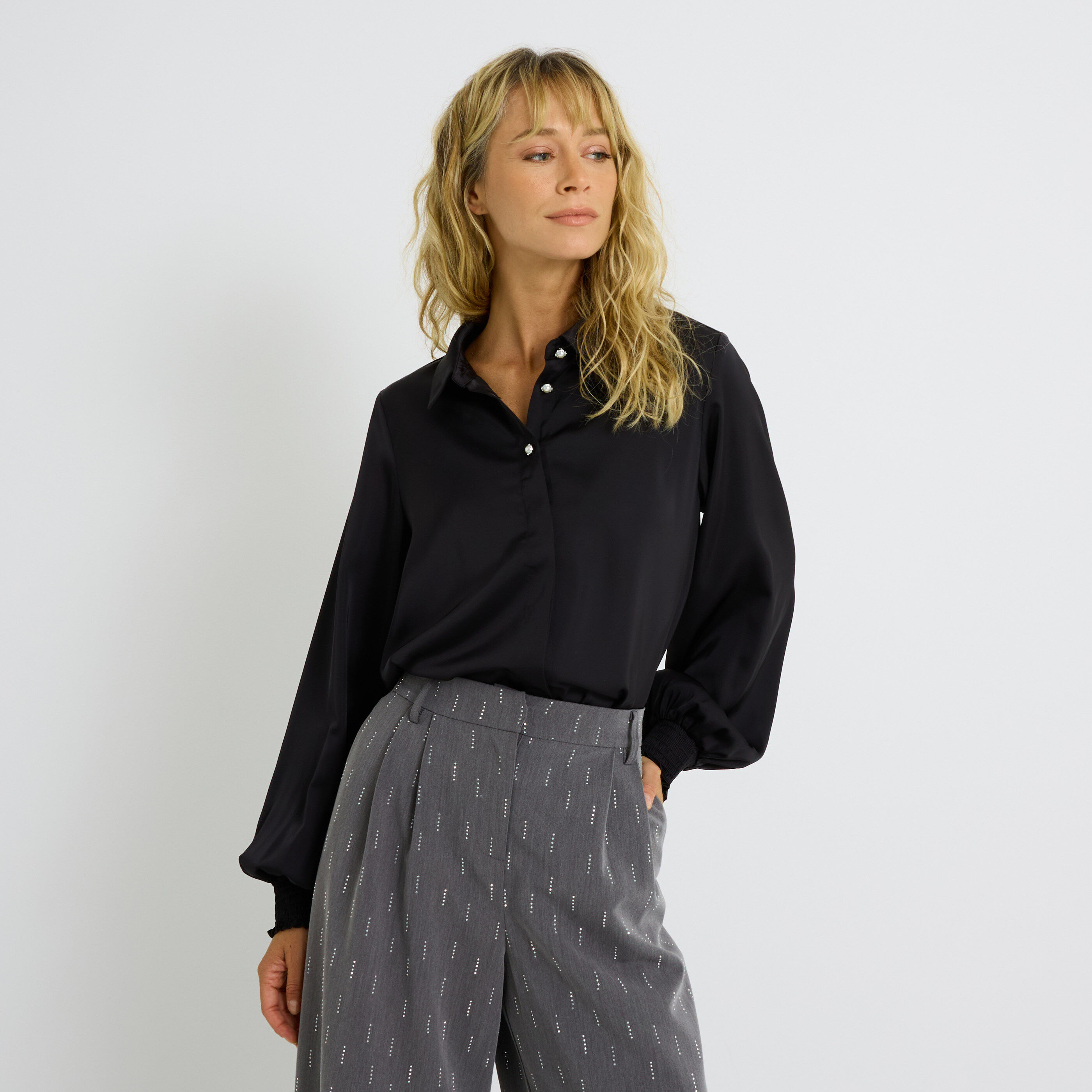 Chemise satin&eacute;e et boutons bijoux femme