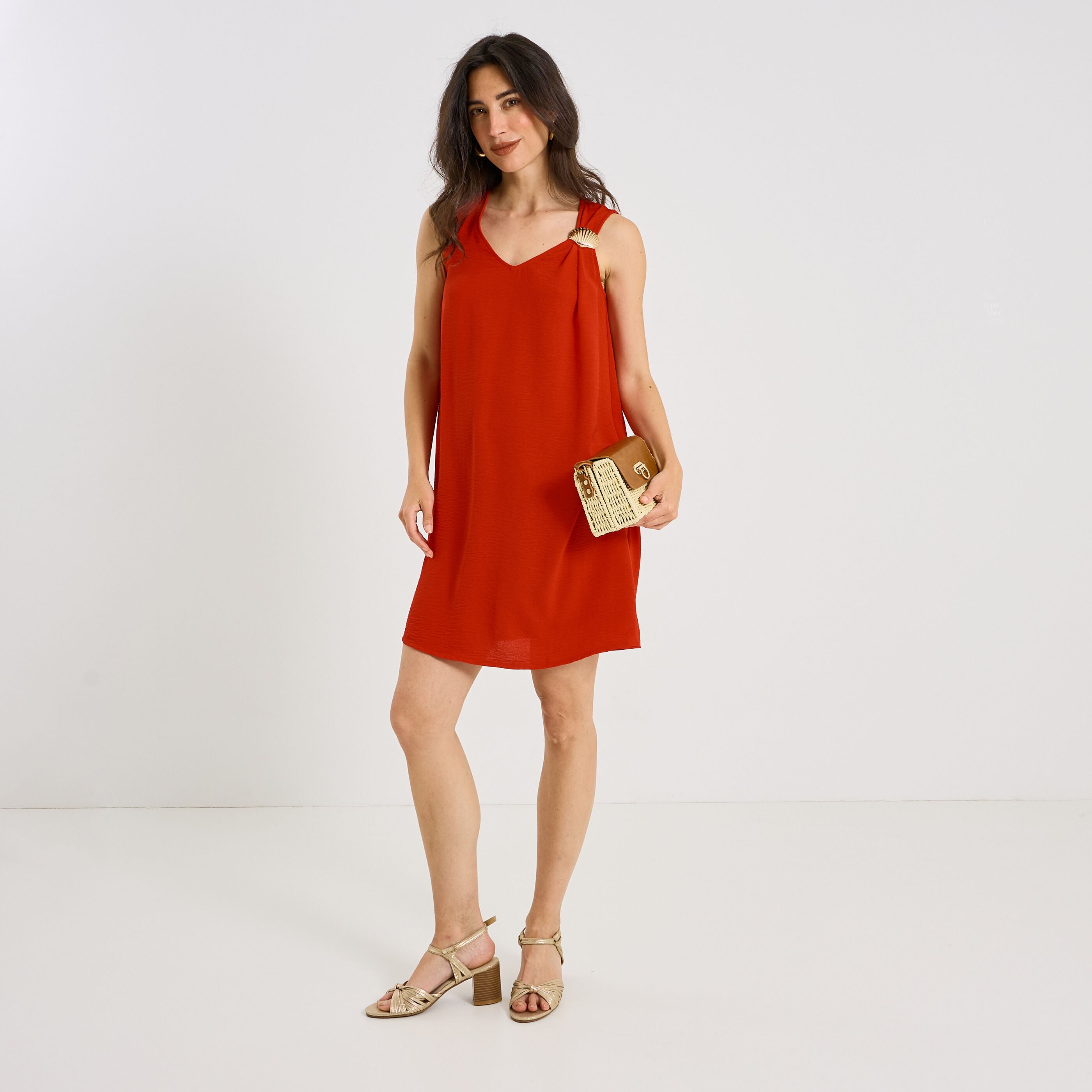 Robe courte fluide d&eacute;tail bijou