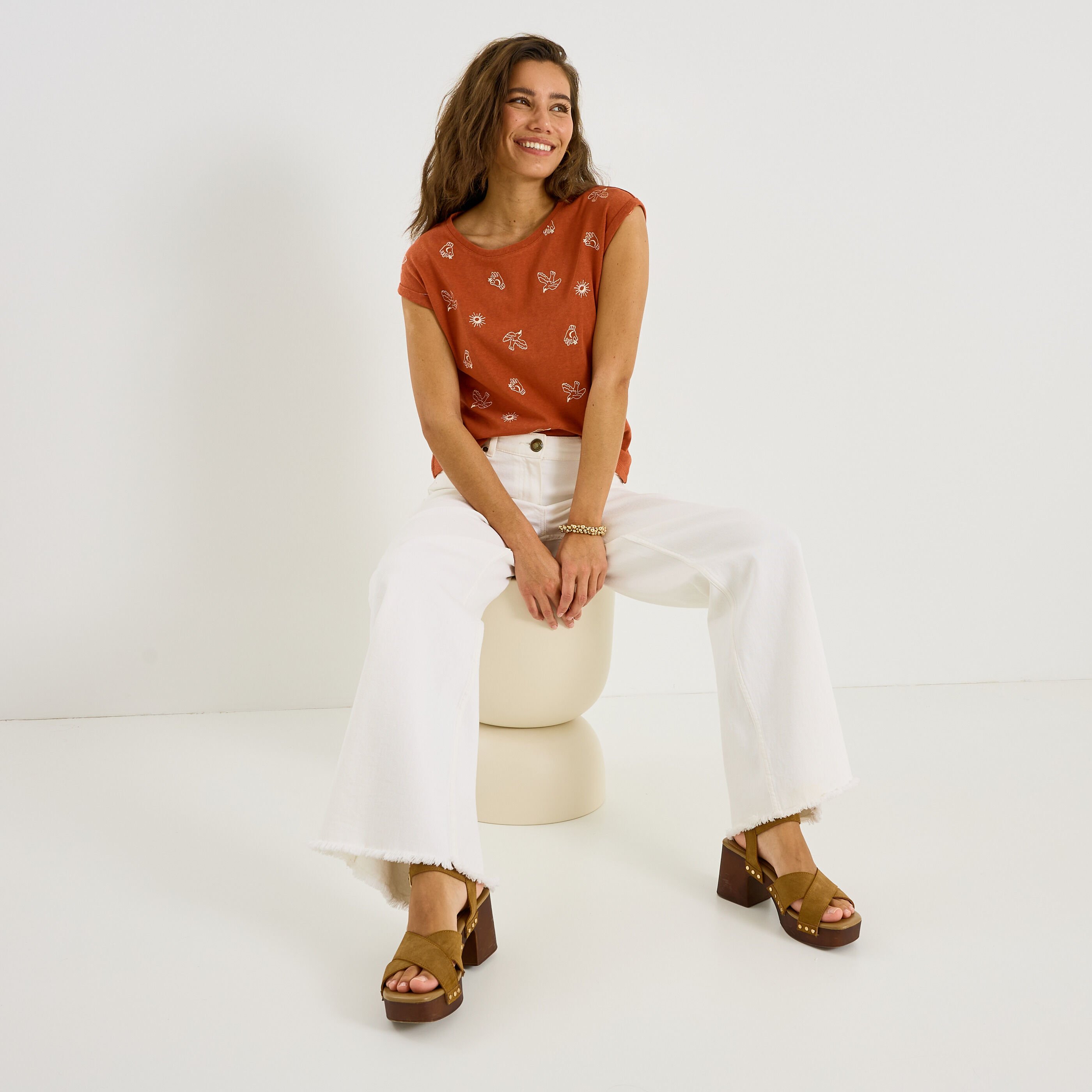 T-shirt brod&eacute; col rond femme