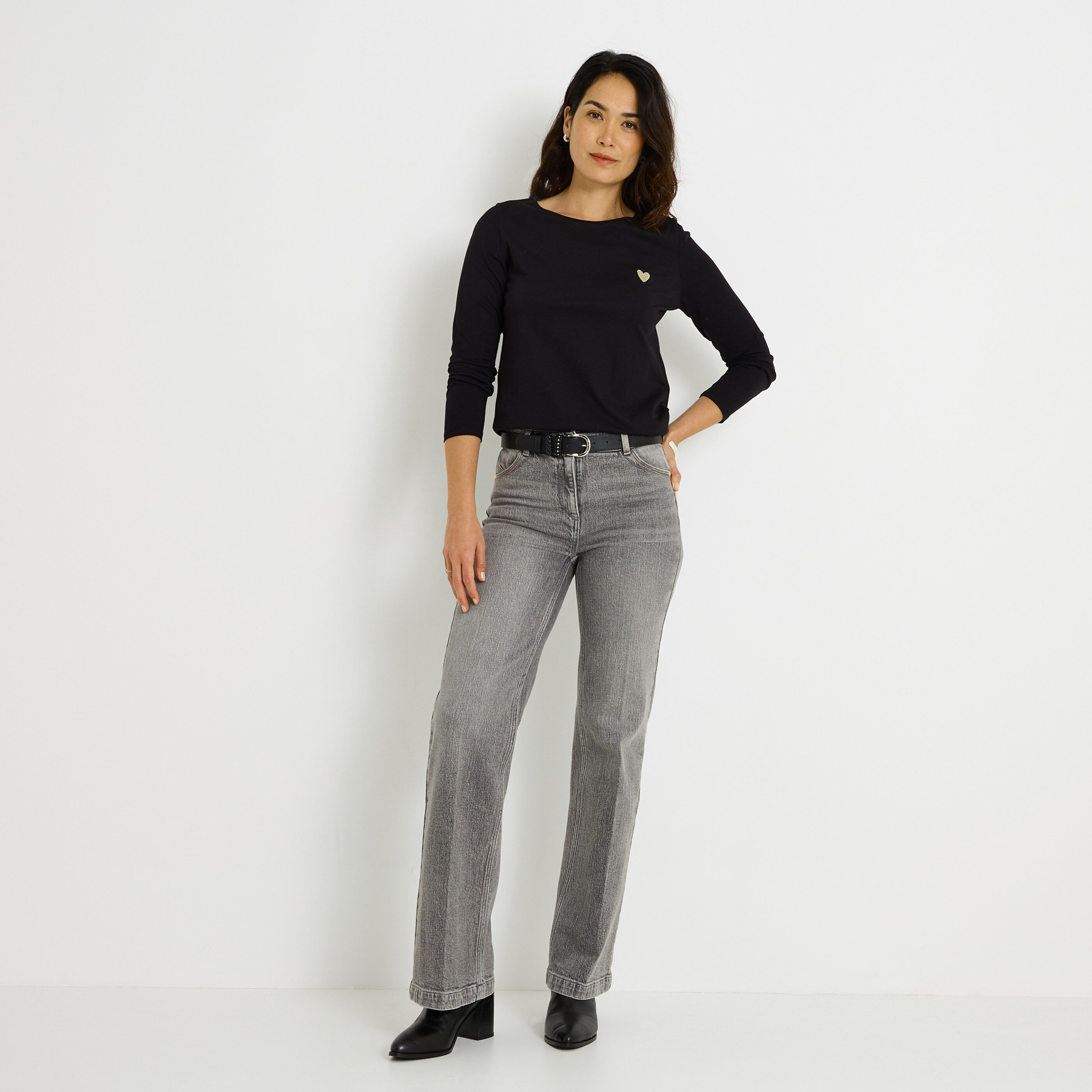 T-shirt uni avec c&oelig;ur brod&eacute; femme