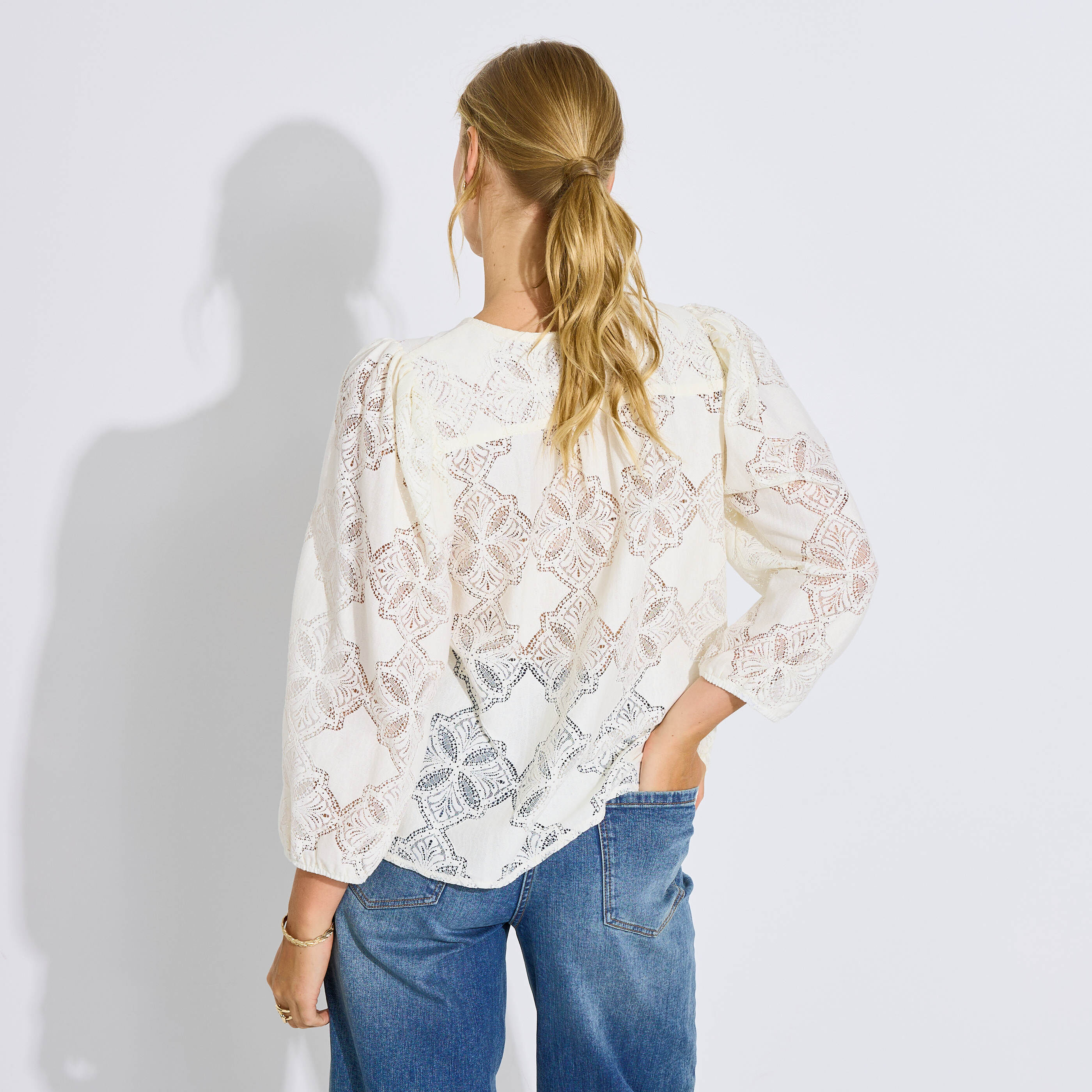 Blouse fluide ajour&eacute;e femme 