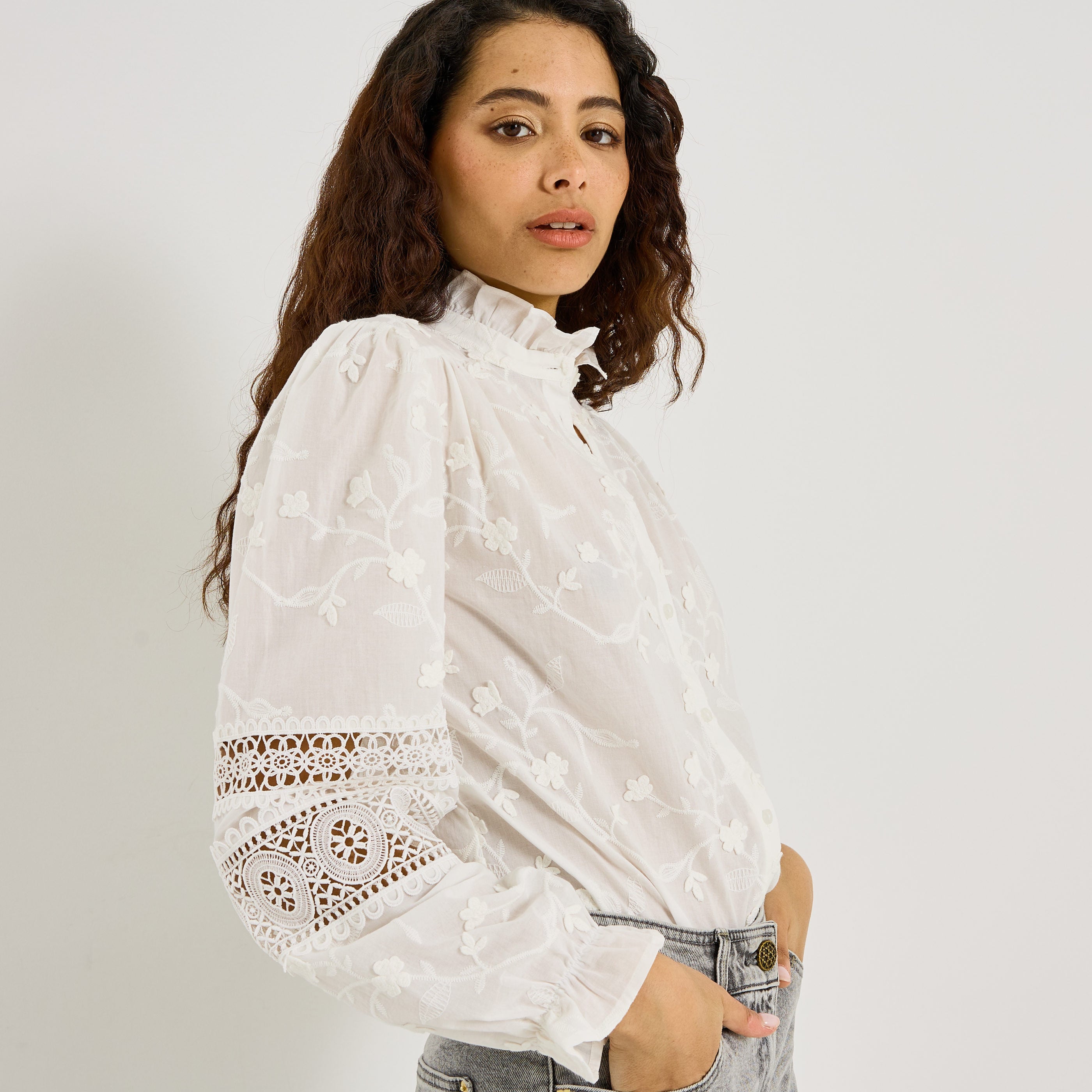 Chemise brod&eacute;e d&eacute;tails ajour&eacute;s femme