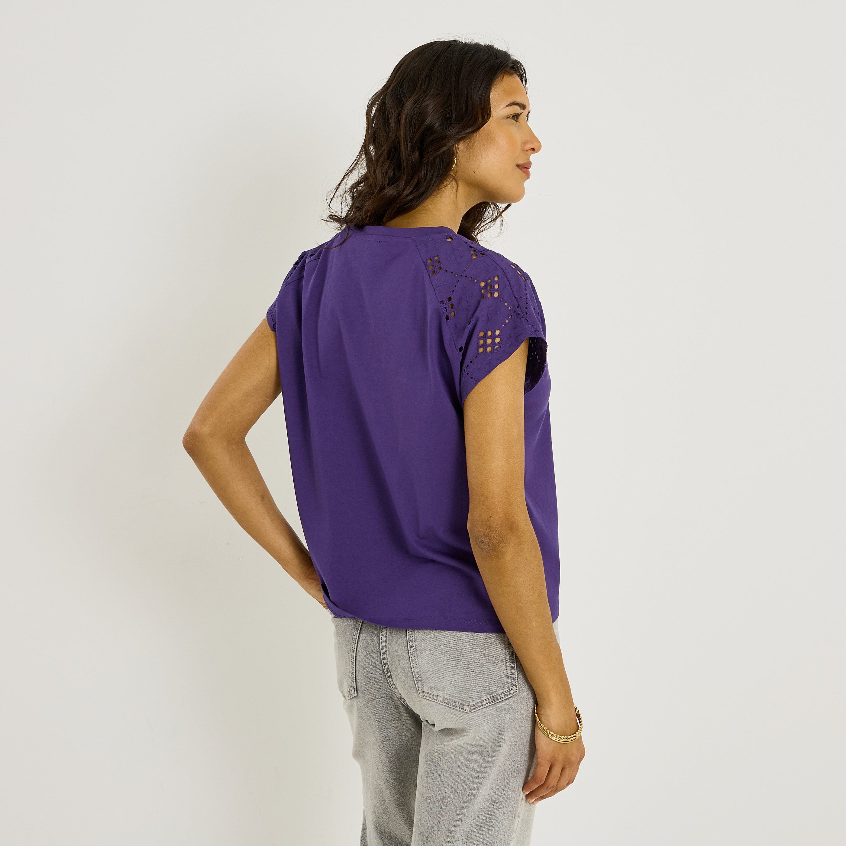 T-shirt d&eacute;tails ajour&eacute;s femme