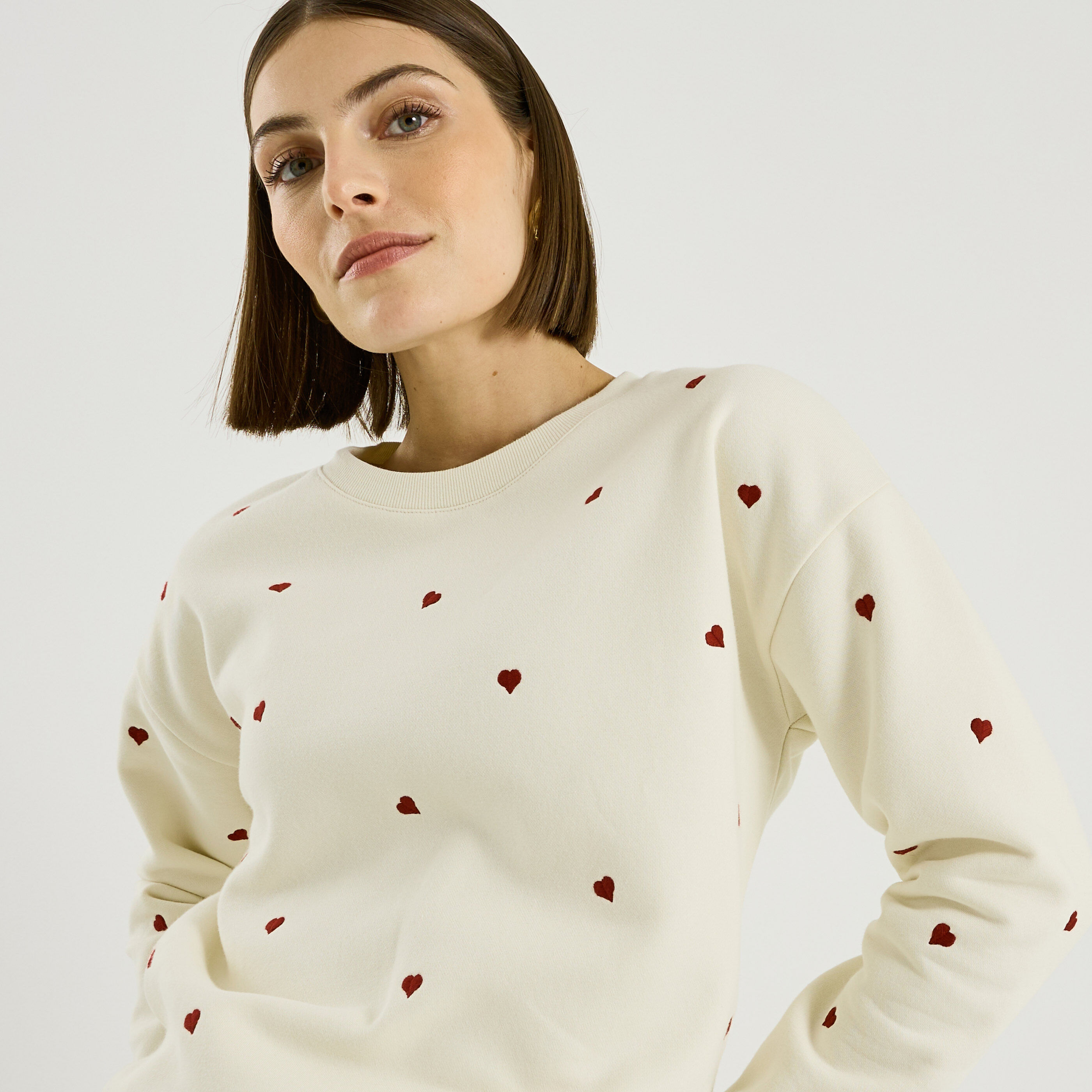 Sweat broderie c&oelig;ur femme