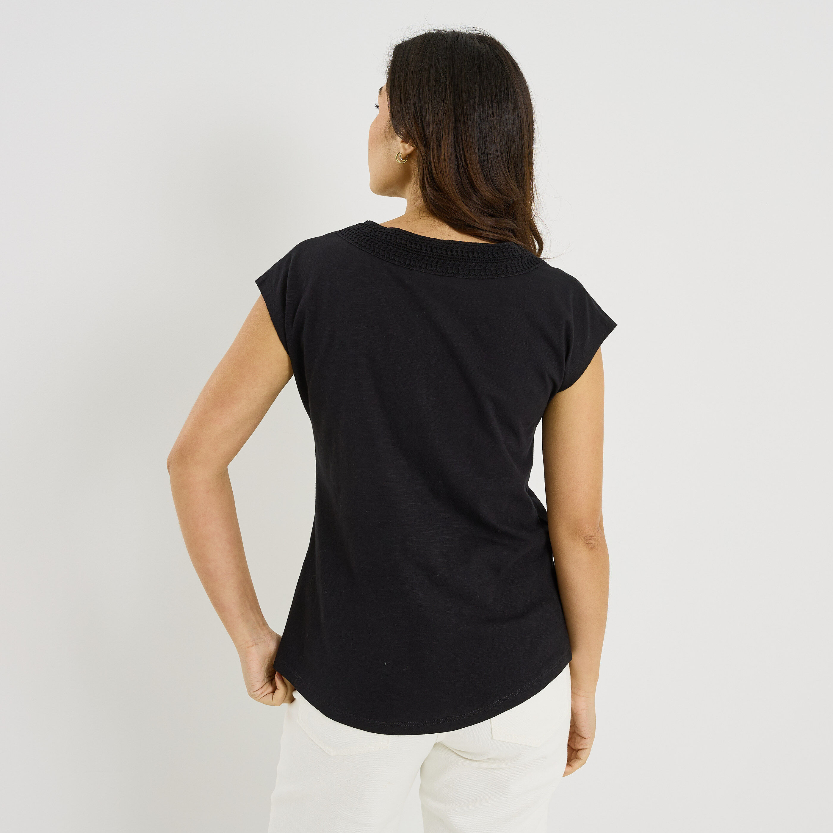 T-shirt col V ajour&eacute; femme