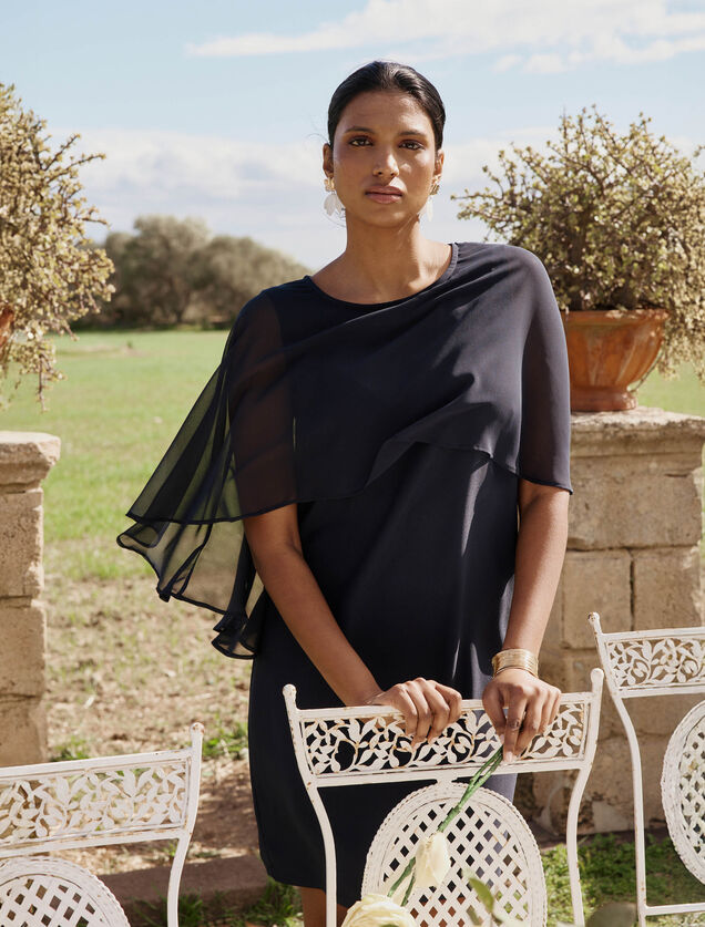 Robe courte habill&eacute;e cape voile