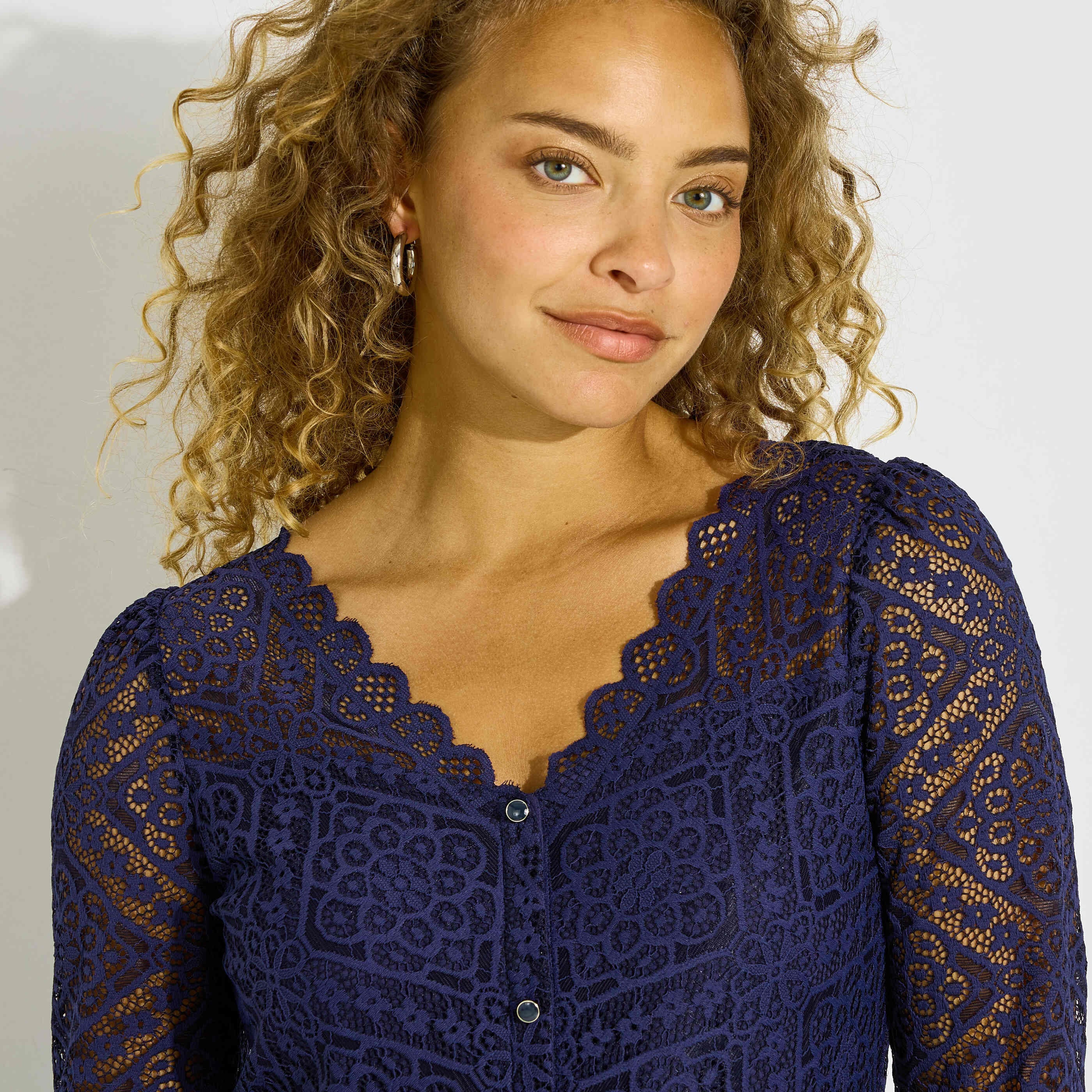T-shirt col V ajour&eacute; femme