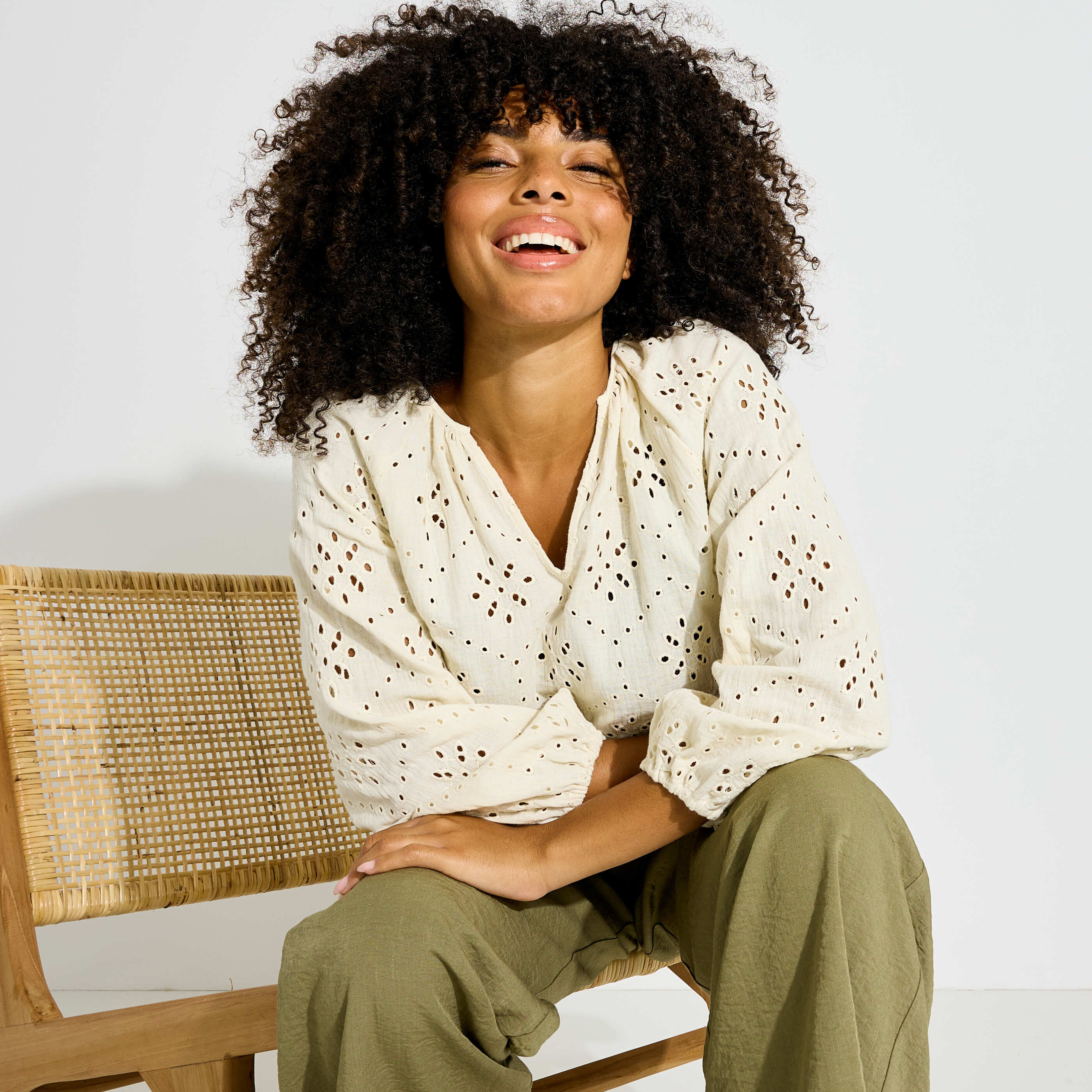 Blouse boh&egrave;me ajour&eacute;e &agrave; col V femme