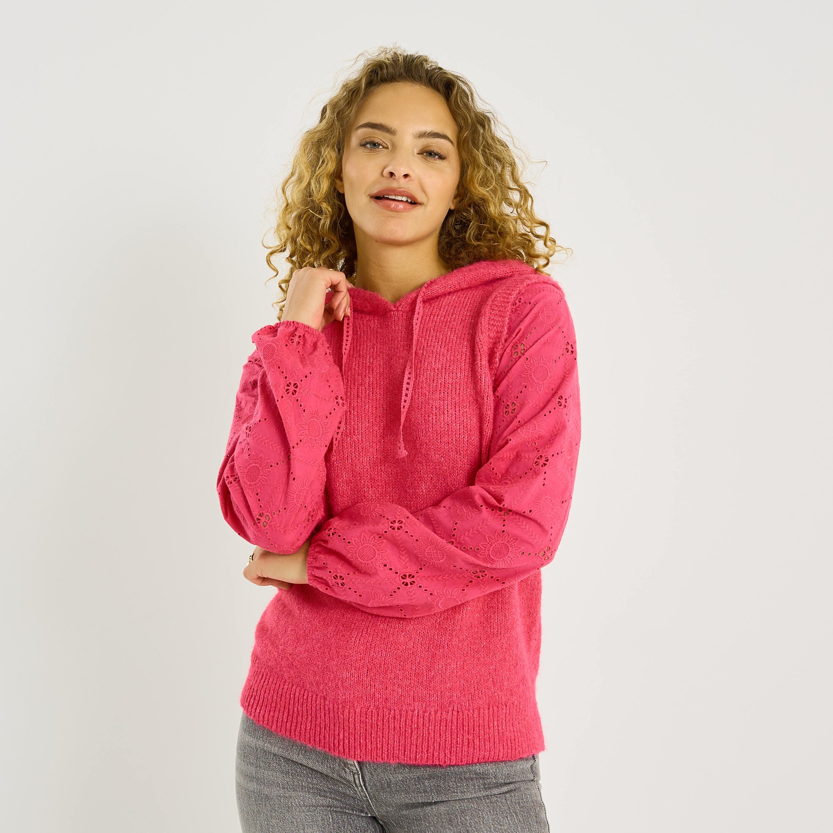 Pull bi-mati&egrave;re &agrave; capuche femme