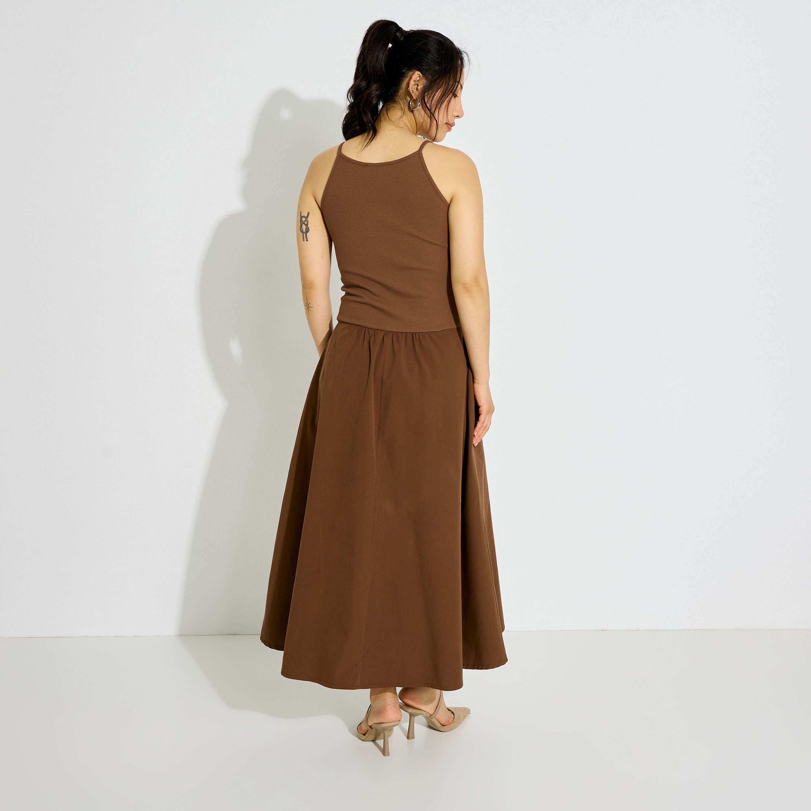 Robe longue bi-mati&egrave;re &agrave; fines bretelles