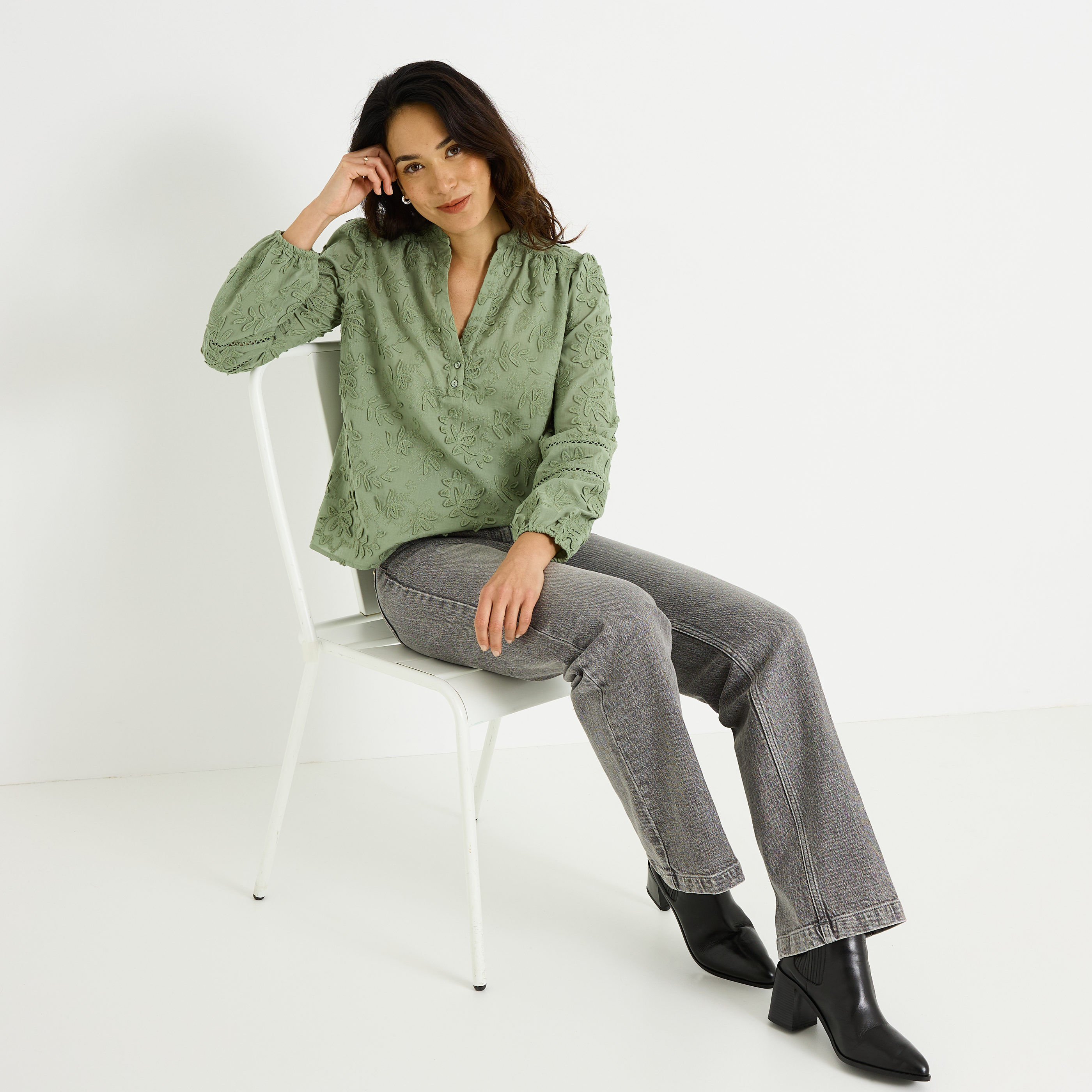 Blouse broderies florales femme