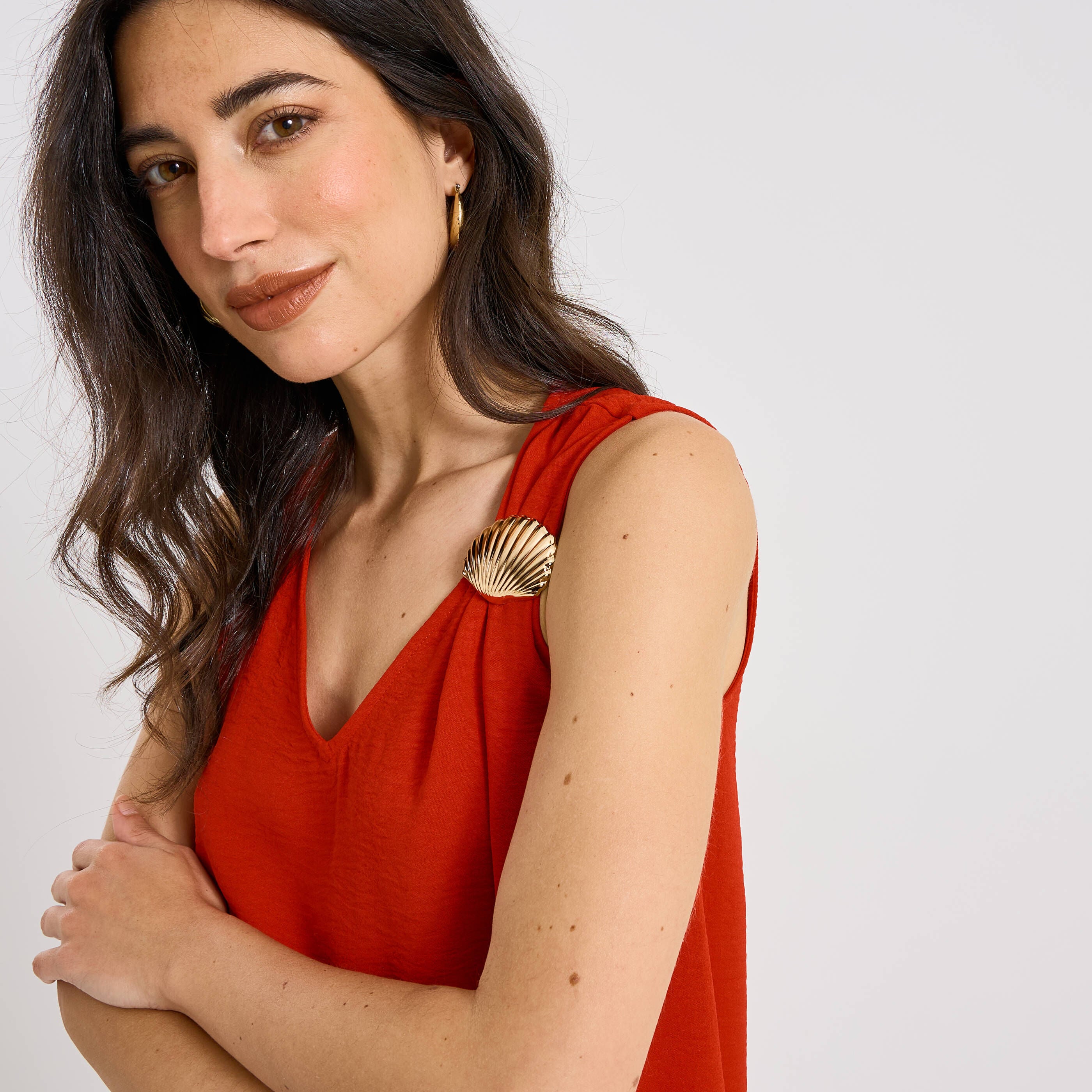 Robe courte fluide d&eacute;tail bijou