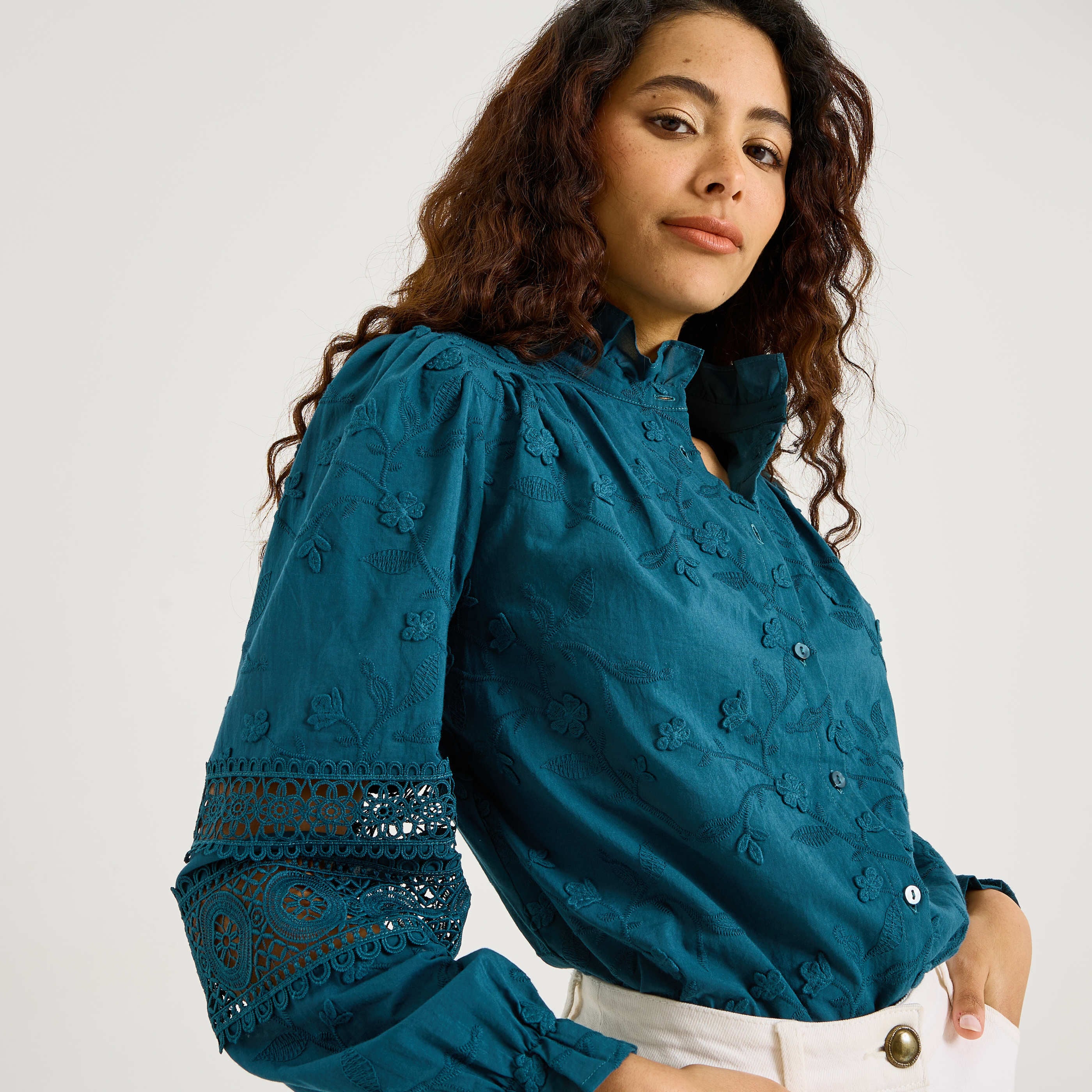Chemise brod&eacute;e d&eacute;tails ajour&eacute;s femme