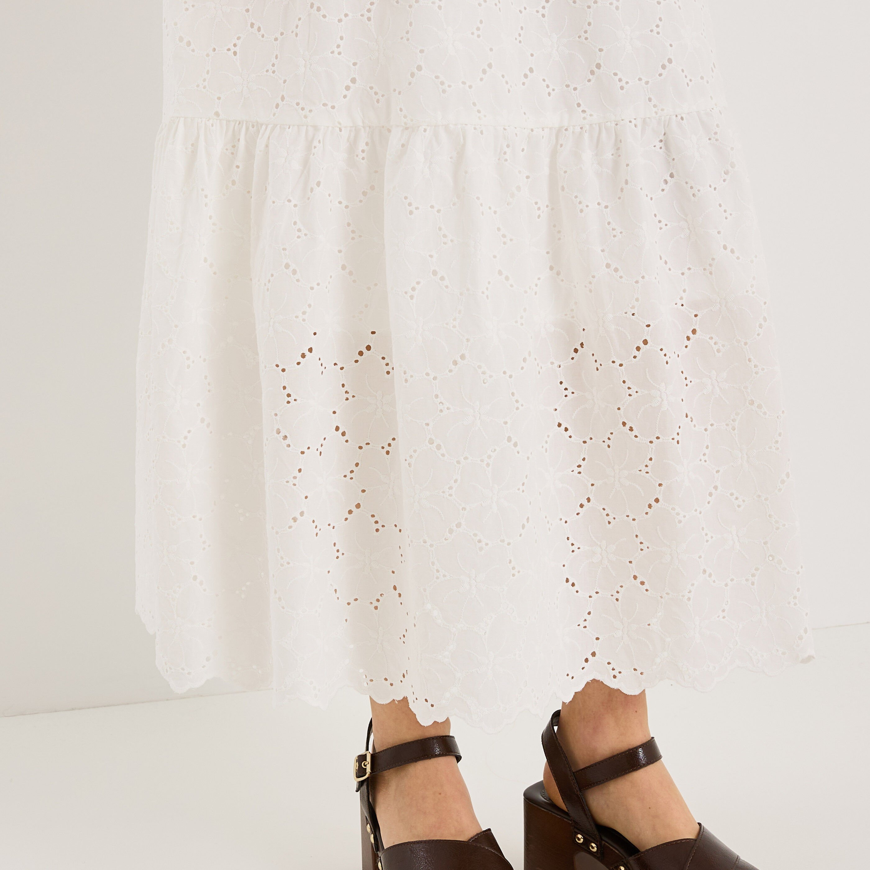Jupe longue &eacute;vas&eacute;e broderie anglaise