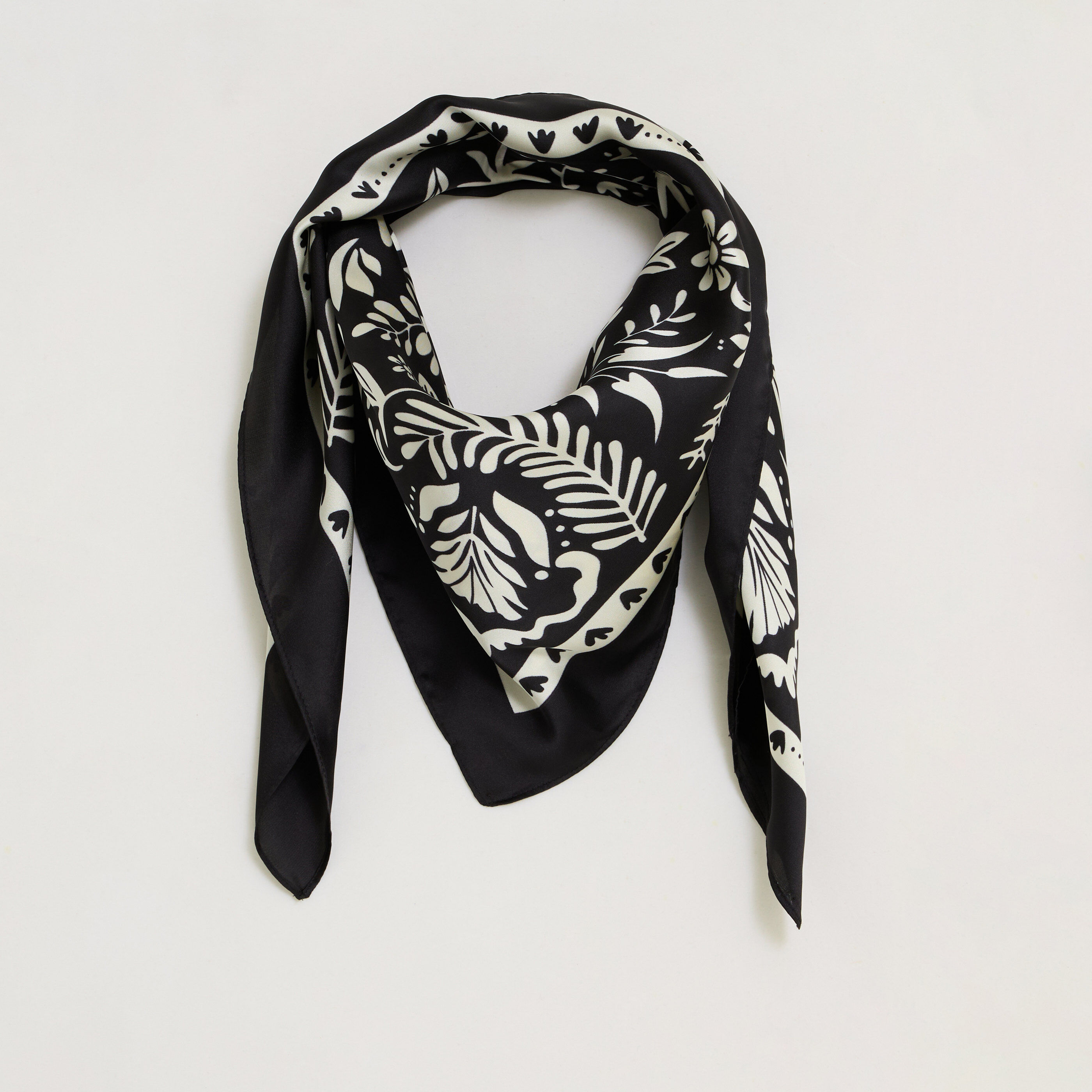 Foulard carr&eacute; satin&eacute; femme