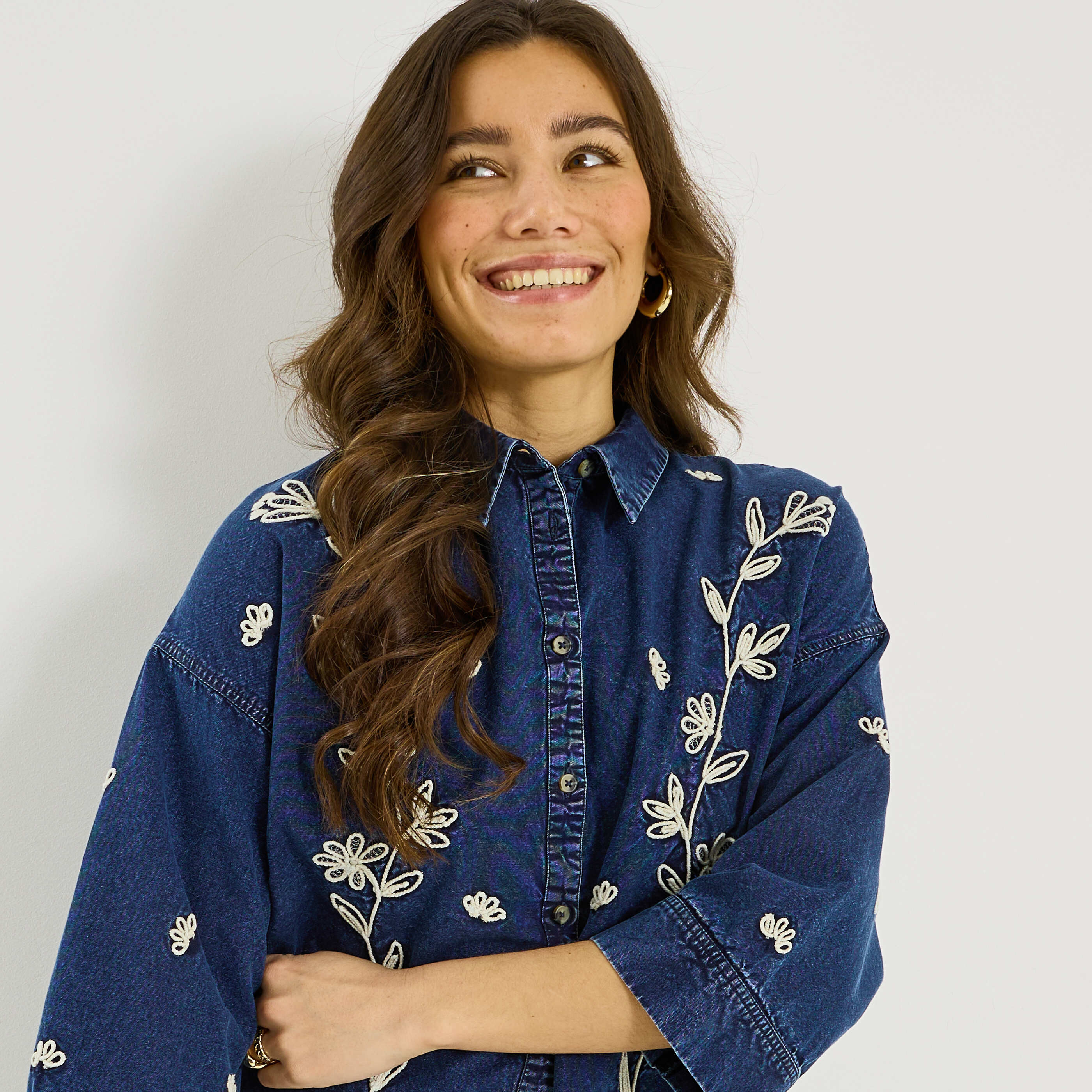Chemise denim broderies florales femme