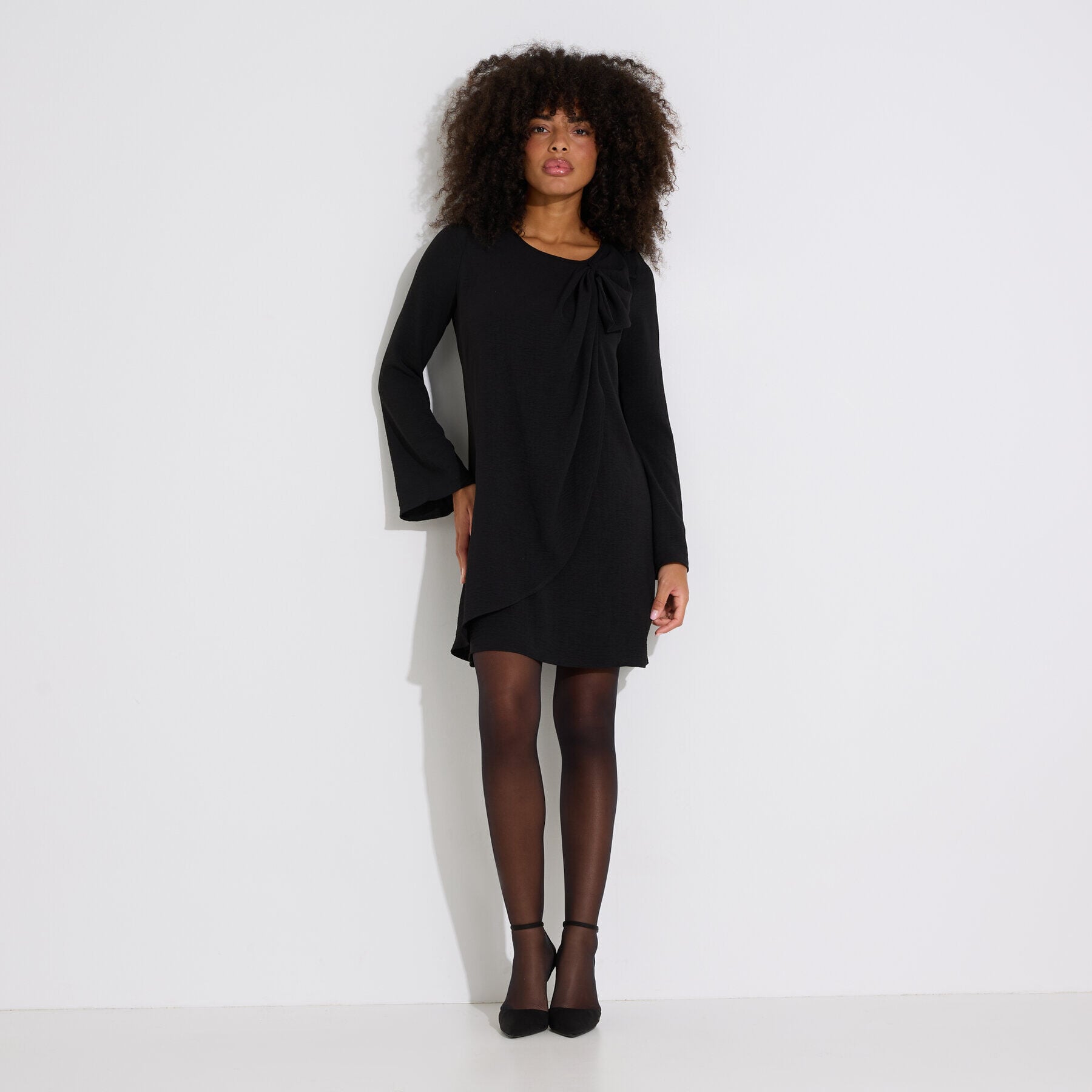 Robe courte &agrave; manches longues &eacute;vas&eacute;e