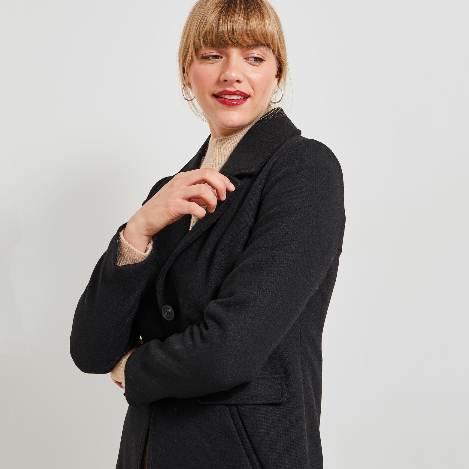 Manteau par-dessus femme