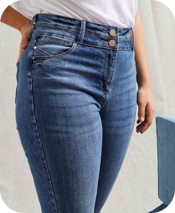 Le jean Taille haute porté par un mannequin