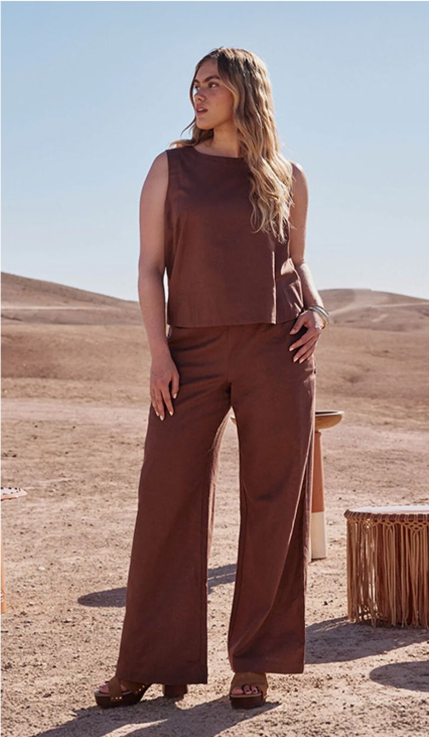 Le top sans manches Grain de Malice à 24,99€ et le pantalon large en lin mélangé Grain de Malice à 34,99€