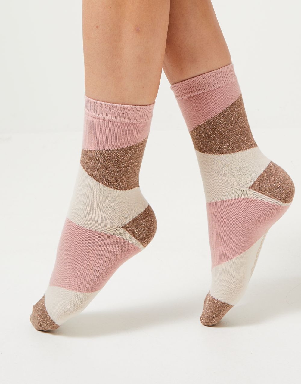 Chaussettes couleur rose, marron et blanc