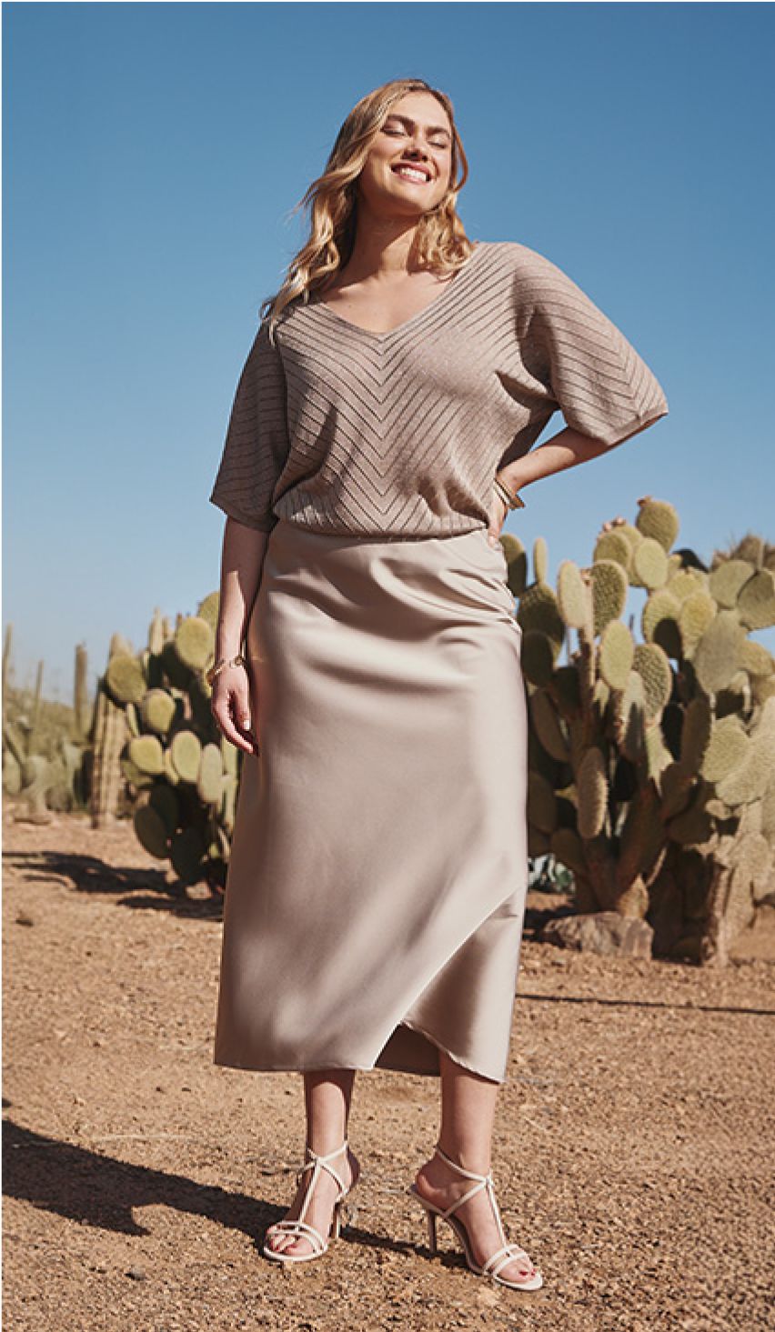 Le pull manches courtes Grain de Malice à 22,99€ et la jupe longue satinée Grain de Malice à 29,99€