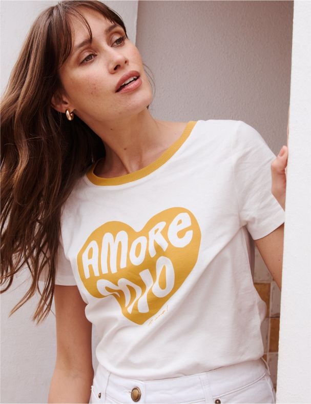 Le t-shirt imprimé porté