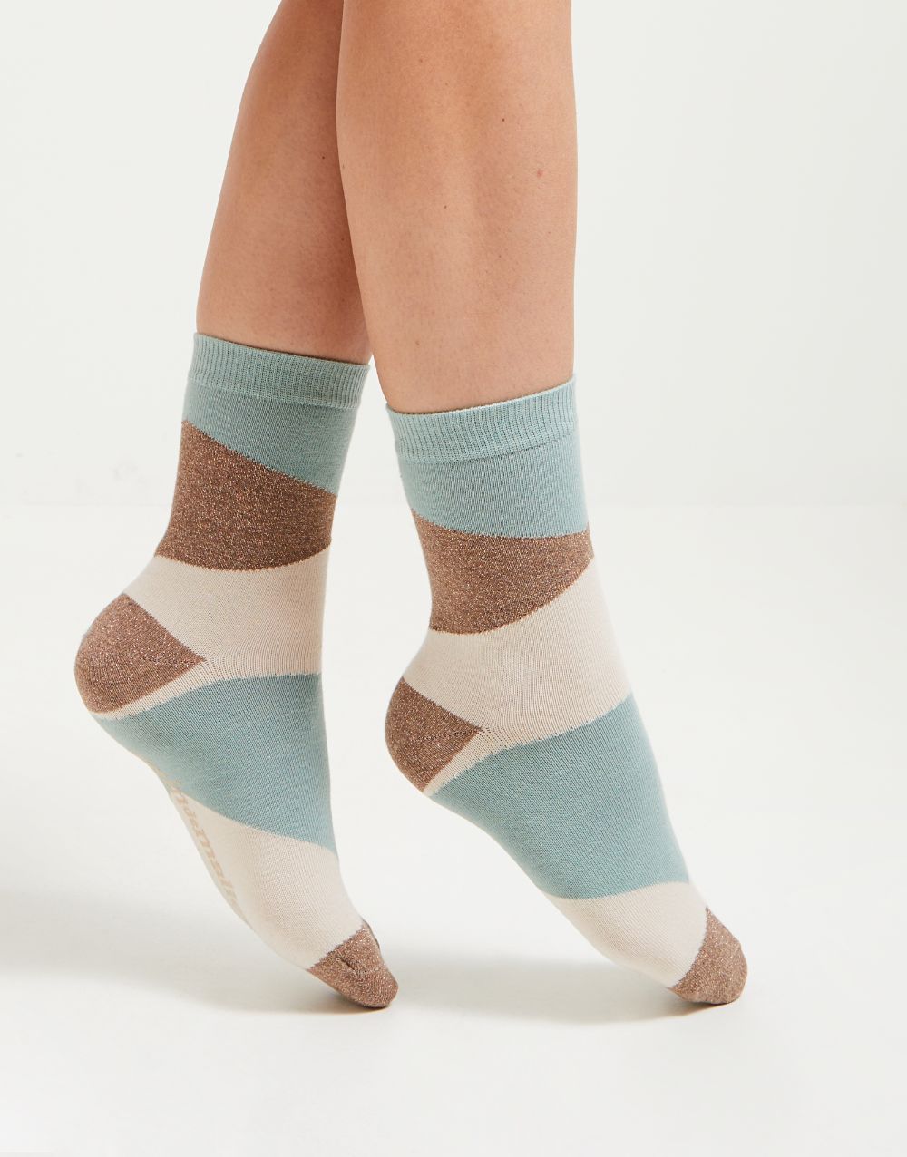 Chaussettes couleur bleu, marron et blanc