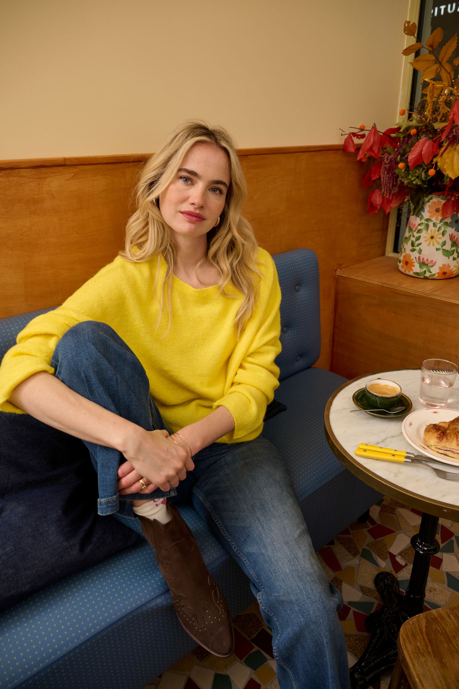 Le pull jaune porté