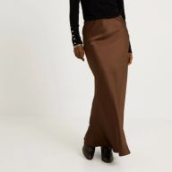 Jupe longue satinée forme évasée