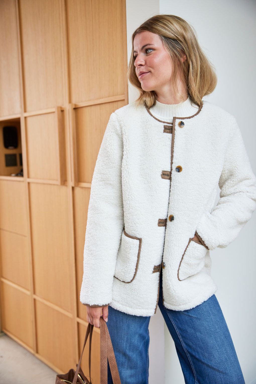 Calliopée portant une veste Grain de Malice